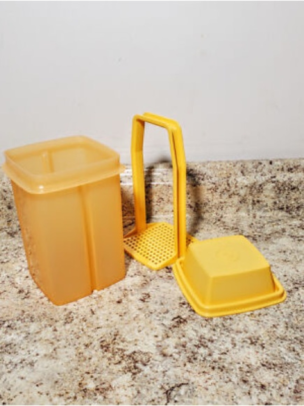 Tupperware Pick-A-Deli Small Container - Bright Yellow - Picture 4 of 4
